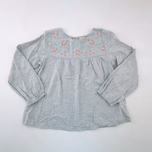 <b><span style="background-color: #FFC808"><font color="black">&nbsp;*PLAYGROUND*&nbsp;</font></span></b> 8-9Y Girls Grey With Floral Decal Shirt - Peek