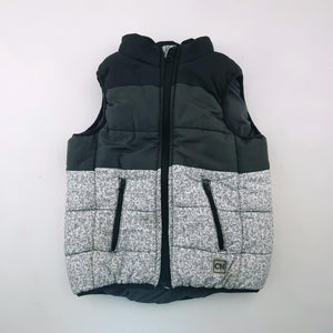 <b><span style="background-color: #FFC808"><font color="black">&nbsp;*PLAYGROUND*&nbsp;</font></span></b>5-6 Boys Black and Grey Sleeveless Puffer Jacket - Cherokee