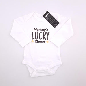 <b><span style="background-color: #ee1f44"><font color="white">&nbsp;*NEW*&nbsp;</font></span></b> 3-6M Boys White Mommy's Lucky Charm - Spree