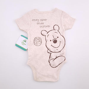<b><span style="background-color: #ee1f44"><font color="white">&nbsp;*NEW*&nbsp;</font></span></b> 3-6M Boys Beige With Suspenders Onesie - Disney