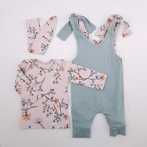 <b><span style="background-color: #ee1f44"><font color="white">&nbsp;*NEW*&nbsp;</font></span></b> 0-3M Girls Green With Flowers Reversible Set - Boebs and Lainie