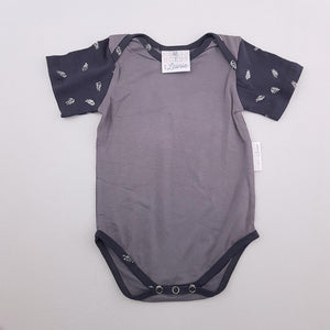 <b><span style="background-color: #ee1f44"><font color="white">&nbsp;*NEW*&nbsp;</font></span></b> 3-6M Unisex Grey With Silver Feathers Onesie - Boebs and Lainie