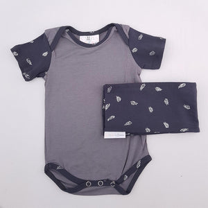 <b><span style="background-color: #ee1f44"><font color="white">&nbsp;*NEW*&nbsp;</font></span></b> 0-3M Unisex Grey With Silver Feathers Onesie - Boebs and Lainie