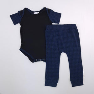 <b><span style="background-color: #ee1f44"><font color="white">&nbsp;*NEW*&nbsp;</font></span></b> 12-18M Unisex Blue and Black Pattern Onesie and Legging - Boebs and Lainie
