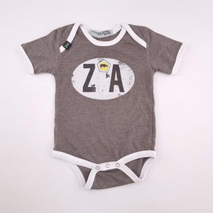 6-12M Boys Brown With ZA Sign Onesie - Kragdrag