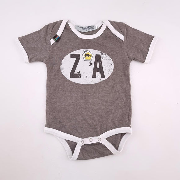 6-12M Boys Brown With ZA Sign Onesie - Kragdrag