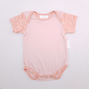 <b><span style="background-color: #ee1f44"><font color="white">&nbsp;*NEW*&nbsp;</font></span></b> 6-12M Girls Peach With Floral Trim Onesie - Boebs and Lainie